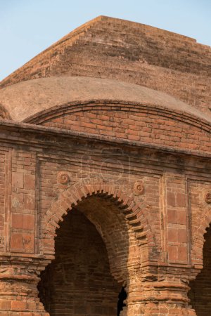 Foto de Templo hindú de terracota adornado tallado construido en el siglo XVII Ras Mancha Paredes interiores de Ras Mancha, en bishnupur, al oeste de bengala India. - Imagen libre de derechos