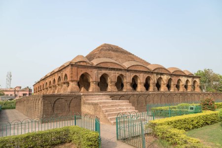 Foto de Templo hindú de terracota adornado tallado construido en el siglo XVII Ras Mancha Paredes interiores de Ras Mancha, en bishnupur, al oeste de bengala India. - Imagen libre de derechos
