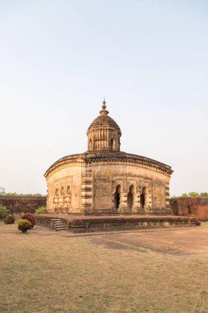 Foto de Templo hindú de terracota tallado adornadamente construido en el templo de Lalji del siglo XVII en bishnupur, bengala occidental India. - Imagen libre de derechos
