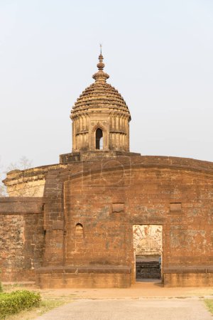 Foto de Templo hindú de terracota tallado adornadamente construido en el templo de Lalji del siglo XVII en bishnupur, bengala occidental India. - Imagen libre de derechos