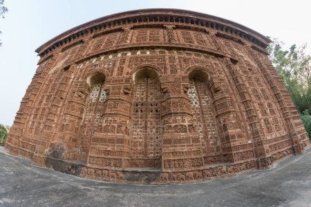 Foto de Templos hindúes de terracota tallados adornadamente de la dinastía de Malla. Templo hindú construido en el siglo XVII en Bishnupur, bengala occidental, India. - Imagen libre de derechos