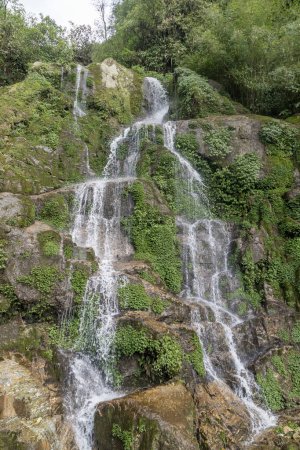 Téléchargez les photos : Belle cascade Bakthang dans la vallée de l'Himalaya au Sikkim, Inde - en image libre de droit