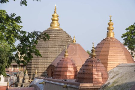 Téléchargez les photos : Guwahati, assam, Inde, 27 avril 2022. Vue du sommet du temple Kamakhya Mandir à Guwahati, État d'Assam, nord-est de l'Inde - en image libre de droit