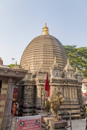 Téléchargez les photos : Guwahati, assam, Inde, 27 avril 2022. Vue du sommet du temple Kamakhya Mandir à Guwahati, État d'Assam, nord-est de l'Inde - en image libre de droit