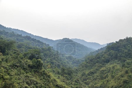 Foto de Vista de las altas montañas cerca de la ciudad fronteriza de bhalukpong en el oeste arunachal pradesh en el noreste de la India. - Imagen libre de derechos