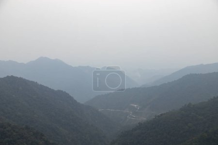 Foto de Vista de las altas montañas cerca de la ciudad fronteriza de la carretera chariduar tawang en el oeste arunachal pradesh en el noreste de la India. - Imagen libre de derechos