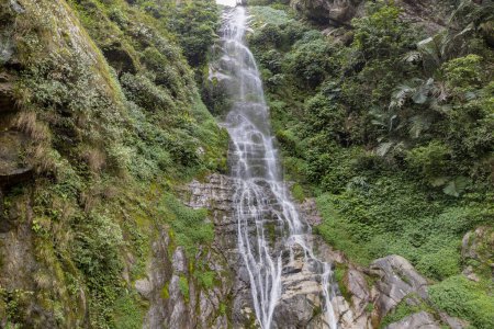 Foto de Nichiphula Waterfall desemboca en el río Kameng en un valle profundo rodeado de montañas del Himalaya cerca de Dedza, Arunachal Pradesh, India. - Imagen libre de derechos