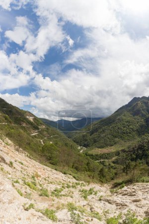 Foto de Pendientes de altas montañas cubiertas de espeso bosque virgen y cubiertas de nubes cerca del pequeño pueblo de senge cerca de Tawang en el oeste de Arunachal Pradesh, India. - Imagen libre de derechos