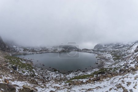 Montagnes de calotte neigeuse avec lac et Shree Swayambhu Mandir au col matin bumla est à la frontière de la Chine dans l'arunachal pradesh Inde.