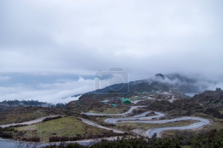 La route de Tawang à bumla passe dans l'arunachal pradesh en Inde. Paysage montagnes de l'himalaya de l'arunachal pradesh.