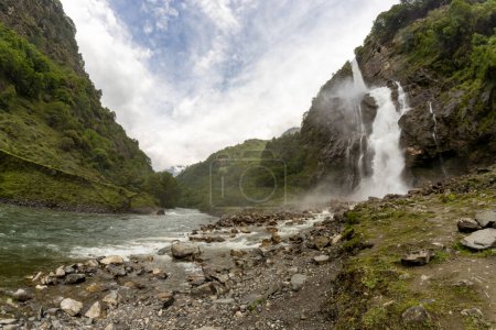 Foto de Jang cae también conocido como nuranang cae o bong bong cae unos 100 metros de altura cascada cae en el río nuranang y engullido por las montañas en el distrito de Tawang estado de Arunachal Pradesh de la India. - Imagen libre de derechos