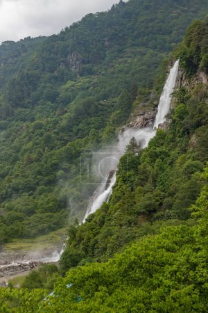 Jang-Wasserfälle auch als Nuranang-Wasserfälle oder Bong-Bong-Wasserfälle bekannt, die etwa 100 Meter hoch in den Nuranang-Fluss fallen und von Bergen im Tawang-Distrikt im indischen Bundesstaat Arunachal Pradesh verschluckt werden..