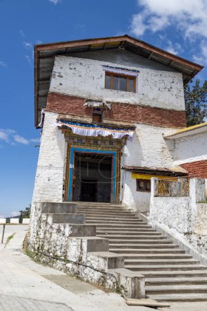 Foto de Tawang, arunachal pradesh, India 4 May 2022 Increíblemente hermoso monasterio de tawang, el segundo monasterio más grande de Asia situado en arunachal pradesh, India. - Imagen libre de derechos
