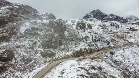 Tawang Straße zum Bumla Pass in Arunachal Pradesh in Indien. Landschaft und schneebedeckte Berge des Himalaya von Arunachal Pradesh.