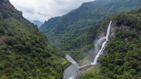 Jang-Wasserfälle auch als Nuranang-Wasserfälle oder Bong-Bong-Wasserfälle bekannt, die etwa 100 Meter hoch in den Nuranang-Fluss fallen und von Bergen im Tawang-Distrikt im indischen Bundesstaat Arunachal Pradesh verschluckt werden..