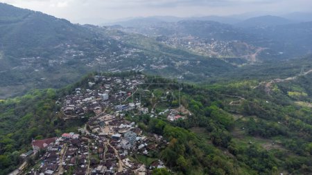 Vista aérea de Hermosa vista del paisaje y la montaña del pueblo de Kohima, Nagaland en la India
