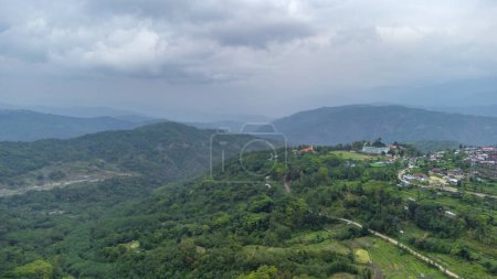 Vista aérea de la hermosa vista del paisaje y la montaña de viswema es un pueblo naga angami del sur en el distrito kohima del estado indio de Nagaland.