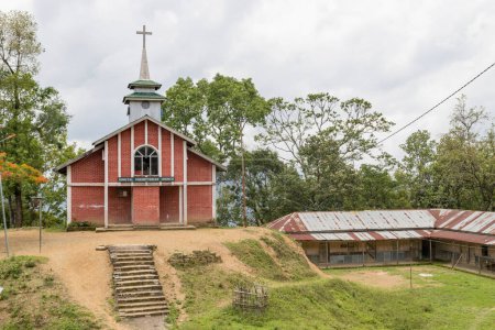 Téléchargez les photos : Eglise presbytérienne Songtal de l'Inde dans le village chanteur, manipur, nord-est de l'Inde - en image libre de droit
