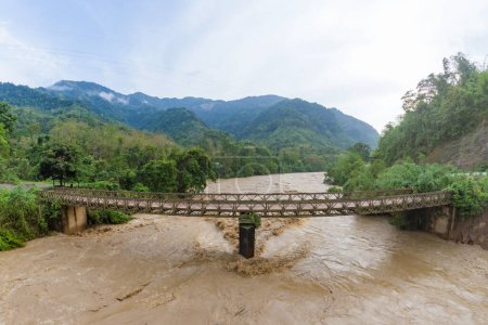 Hermosa vista del viejo puente Irang en el río Irang.Este puente fue construido por la organización de carreteras fronterizas en la India manipur.