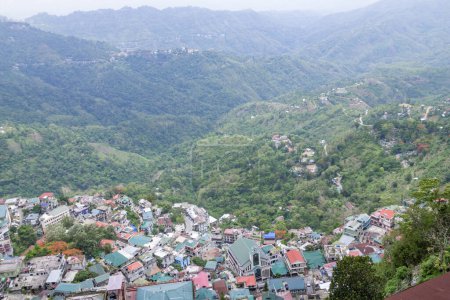 Foto de Vista sobre las casas encaramadas en las colinas en aizawl, mizoram, India, asia - Imagen libre de derechos
