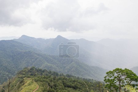 Les collines verdoyantes autour de la destination de vacances de reiek près de la ville d'aizawl à mizoram.