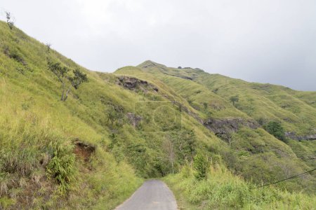 Schöne Reiek Hügel in Misoram. Die grünen Hügel rund um den Urlaubsort Reiek in der Nähe der Stadt Aizawl in Misoram.