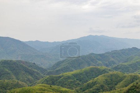 Hermosas colinas de West Phaileng en mizoram. Las verdes colinas alrededor del pueblo de tuahzawl cerca de la ciudad de aizawl en mizoram.