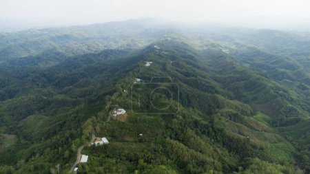 Vue aérienne de belles collines vairengte à mizoram.Les collines verdoyantes autour du village de vairengte près de la frontière assam à mizoram en Inde.