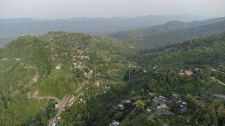 Vue aérienne de belles collines de nupa pulmonaire à mizoram.Les collines verdoyantes autour du village de bualpui à mizoram en Inde.