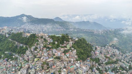 Foto de Vista aérea de aizawl capital de la ciudad de mizoram vista sobre las casas y la construcción de las colinas en aizawl, mizoram, India, asia - Imagen libre de derechos