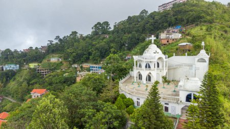 Foto de Vista aérea del paraíso kv en aizawl la ciudad capital de mizoram, este establecimiento arquitectónico da una vista increíble de las colinas y el mizoram verde en el noreste de la India - Imagen libre de derechos