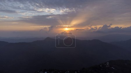 Luftaufnahme der grünen Hügel am Abend, die das Dorf Reiek in Misoram Indien umgeben.