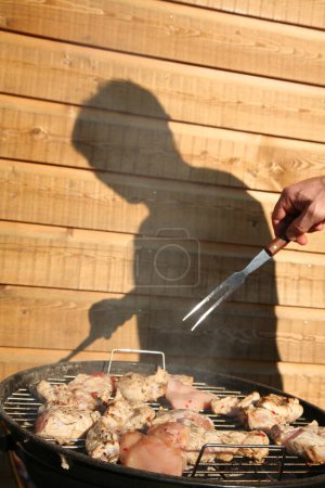 Téléchargez les photos : Viande sur un gril à l'extérieur en été - en image libre de droit