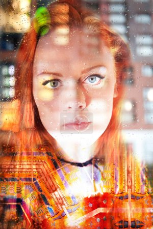 Téléchargez les photos : Portrait créatif d'une femme aux cheveux roux tourné en studio. Un fond a été mélangé avec l'image originale en postproduction - en image libre de droit
