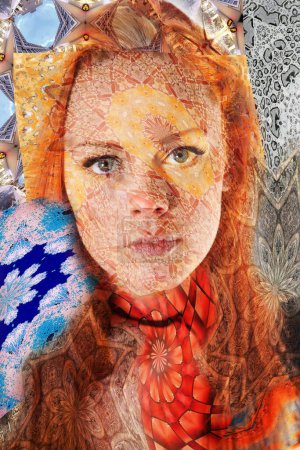 Téléchargez les photos : Portrait créatif d'une femme aux cheveux roux tourné en studio. Un fond a été mélangé avec l'image originale en postproduction - en image libre de droit