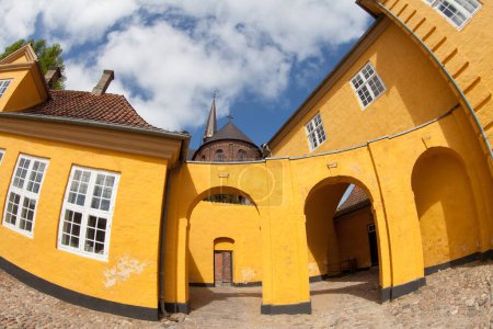 Téléchargez les photos : Palais Roskilde au Danemark abritant le Musée d'Art Contemporain. La cathédrale de Roskilde peut être vue juste derrière dans le ciel - en image libre de droit
