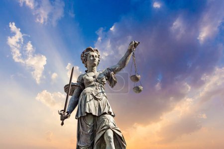 Téléchargez les photos : Statue de Lady Justice devant le Romer à Francfort - Allemagne - en image libre de droit