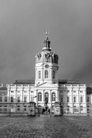 Téléchargez les photos : Vue sur château Charlottenburg à Berlin sous les nuages sombres - en image libre de droit