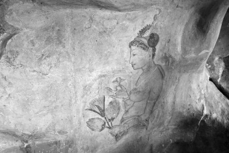 Foto de Sigiriya, Sri Lanka - 9 de agosto de 2005: Sigiriya Maidens fresco in Sigiriya, Sri Lanka. Sigiriya Doncellas frescos fueron pintados en la roca Sigiriya en cinco siglos. - Imagen libre de derechos