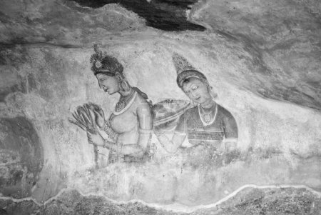 Foto de Sigiriya, Sri Lanka - 9 de agosto de 2005: Sigiriya Maidens fresco in Sigiriya, Sri Lanka. Sigiriya Doncellas frescos fueron pintados en la roca Sigiriya en cinco siglos. - Imagen libre de derechos