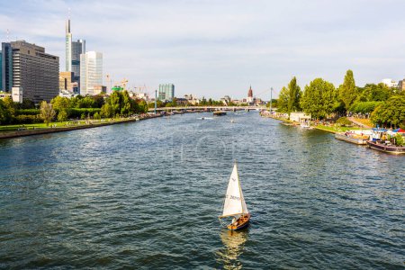 Foto de Frankfurt, Alemania - 31 de agosto de 2008: vista al río principal con barco y horizonte en Frankfurt, Alemania. El río principal con una longitud de 527 km es el afluente derecho más significativo del Rin.. - Imagen libre de derechos