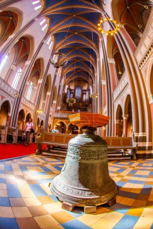 Foto de Wiesbaden, Alemania - 10-abr-2011: campana de bronce dentro del Marktkirche - Imagen libre de derechos