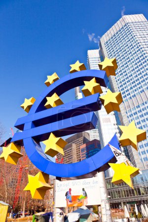 Téléchargez les photos : Francfort, Allemagne - 11 novembre 2012 : Big Euro Sign and banner parlons de l'avenir du mouvement Occupy à la Banque centrale européenne à Francfort, en Allemagne. - en image libre de droit