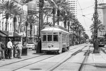 Téléchargez les photos : New Orleans, États-Unis - 16 juillet 2013 : les gens voyagent avec l'ancienne ligne de rue Canal Street ligne St. Charles à La Nouvelle-Orléans, États-Unis. C'est la plus ancienne ligne de tramway au monde. - en image libre de droit