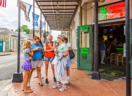 Foto de Nueva Orleans, EE.UU. - 16 de julio de 2013: la gente visita un edificio histórico en el Barrio Francés de Nueva Orleans, Estados Unidos. El turismo proporciona una gran fuente de ingresos después de la devastación de 2005. - Imagen libre de derechos