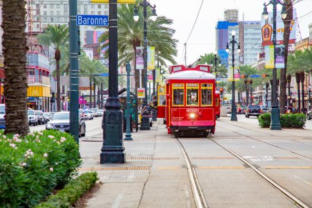 Téléchargez les photos : New Orleans, États-Unis - Le 17 juillet 2013 : les gens voyagent avec la célèbre vieille voiture de la rue St. Charles à la Nouvelle-Orléans, aux États-Unis. C'est la plus ancienne ligne de tramway au monde. - en image libre de droit