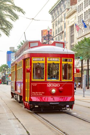 Téléchargez les photos : New Orleans, États-Unis - Le 17 juillet 2013 : les gens voyagent avec la célèbre vieille voiture de la rue St. Charles à la Nouvelle-Orléans, aux États-Unis. C'est la plus ancienne ligne de tramway au monde. - en image libre de droit