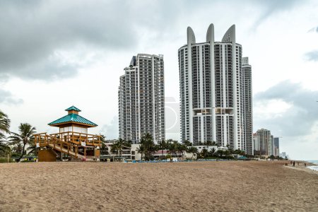 Foto de Sunny Isles Beach, EE.UU. - 17 de agosto de 2014: vista al rascacielos en la playa de Sunny Island cerca de Miami, EE.UU.. - Imagen libre de derechos