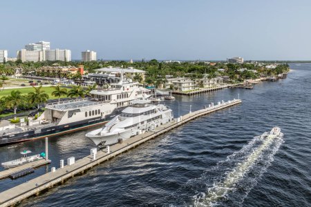 Foto de Fort Lauderdale, EE.UU. - 17 de agosto de 2014: vista desde el puente dibujado hasta el horizonte y el puerto de Fort Lauderdale, EE.UU.. - Imagen libre de derechos