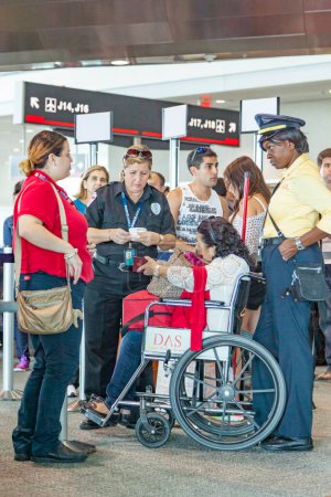 Téléchargez les photos : Los Angeles, États-Unis - 31 août 2014 : une assistance spéciale en fauteuil roulant aide les personnes handicapées à éviter les longues files d'attente. La procédure est strictement réglementée pour des raisons de sécurité. - en image libre de droit